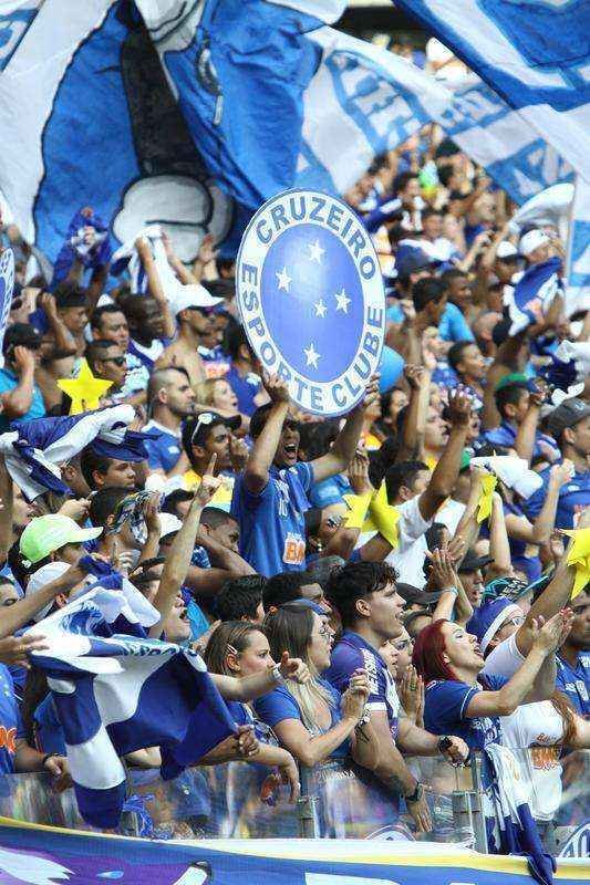 Mais de 46 mil torcedores festejaram a vitria do Cruzeiro sobre o Fluminense, no Mineiro, por 2 a 1. Clube celeste ergueu o trofu de campeo brasileiro de 2014.