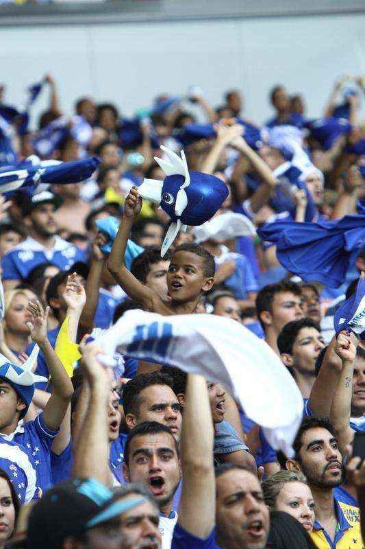 Mais de 46 mil torcedores festejaram a vitria do Cruzeiro sobre o Fluminense, no Mineiro, por 2 a 1. Clube celeste ergueu o trofu de campeo brasileiro de 2014.