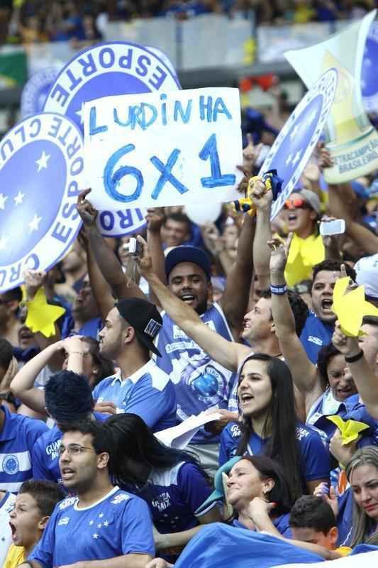 Mais de 46 mil torcedores festejaram a vitria do Cruzeiro sobre o Fluminense, no Mineiro, por 2 a 1. Clube celeste ergueu o trofu de campeo brasileiro de 2014.