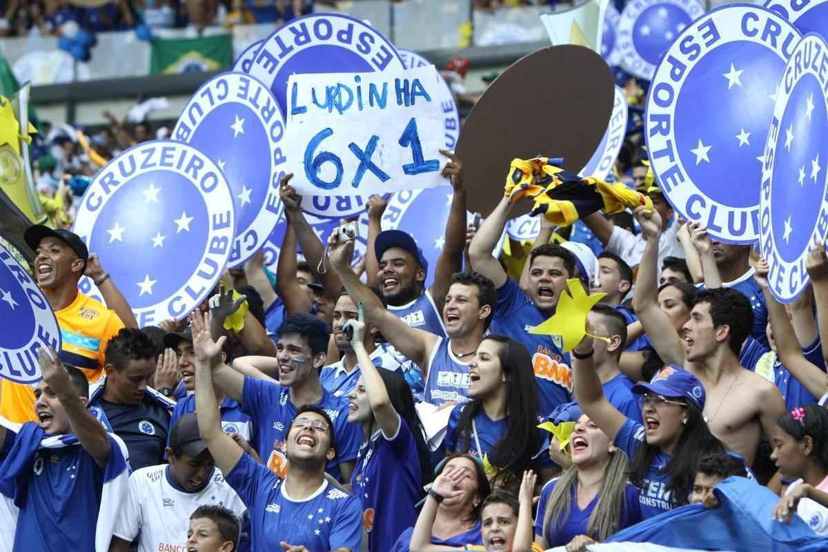 Mais de 46 mil torcedores festejaram a vitria do Cruzeiro sobre o Fluminense, no Mineiro, por 2 a 1. Clube celeste ergueu o trofu de campeo brasileiro de 2014.