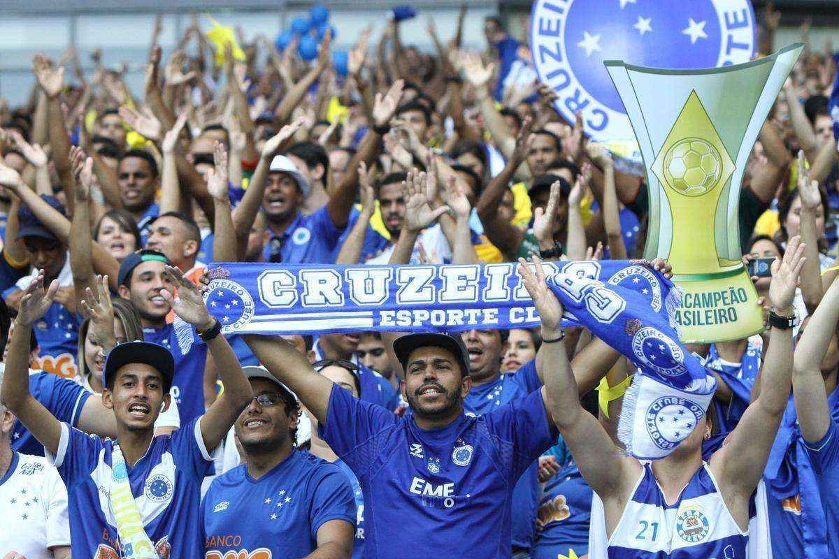 Mais de 46 mil torcedores festejaram a vitria do Cruzeiro sobre o Fluminense, no Mineiro, por 2 a 1. Clube celeste ergueu o trofu de campeo brasileiro de 2014.