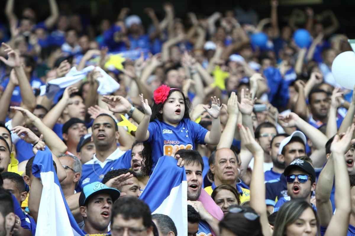 Mais de 46 mil torcedores festejaram a vitria do Cruzeiro sobre o Fluminense, no Mineiro, por 2 a 1. Clube celeste ergueu o trofu de campeo brasileiro de 2014.