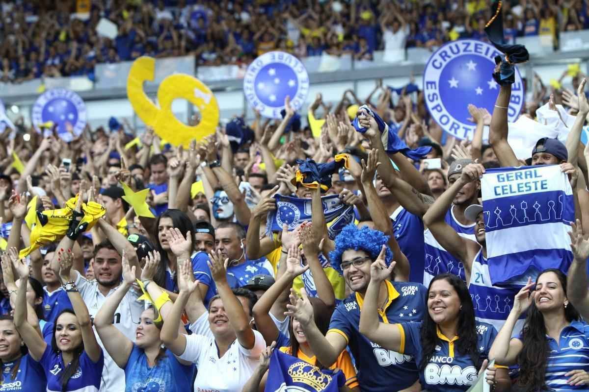 Mais de 46 mil torcedores festejaram a vitria do Cruzeiro sobre o Fluminense, no Mineiro, por 2 a 1. Clube celeste ergueu o trofu de campeo brasileiro de 2014.