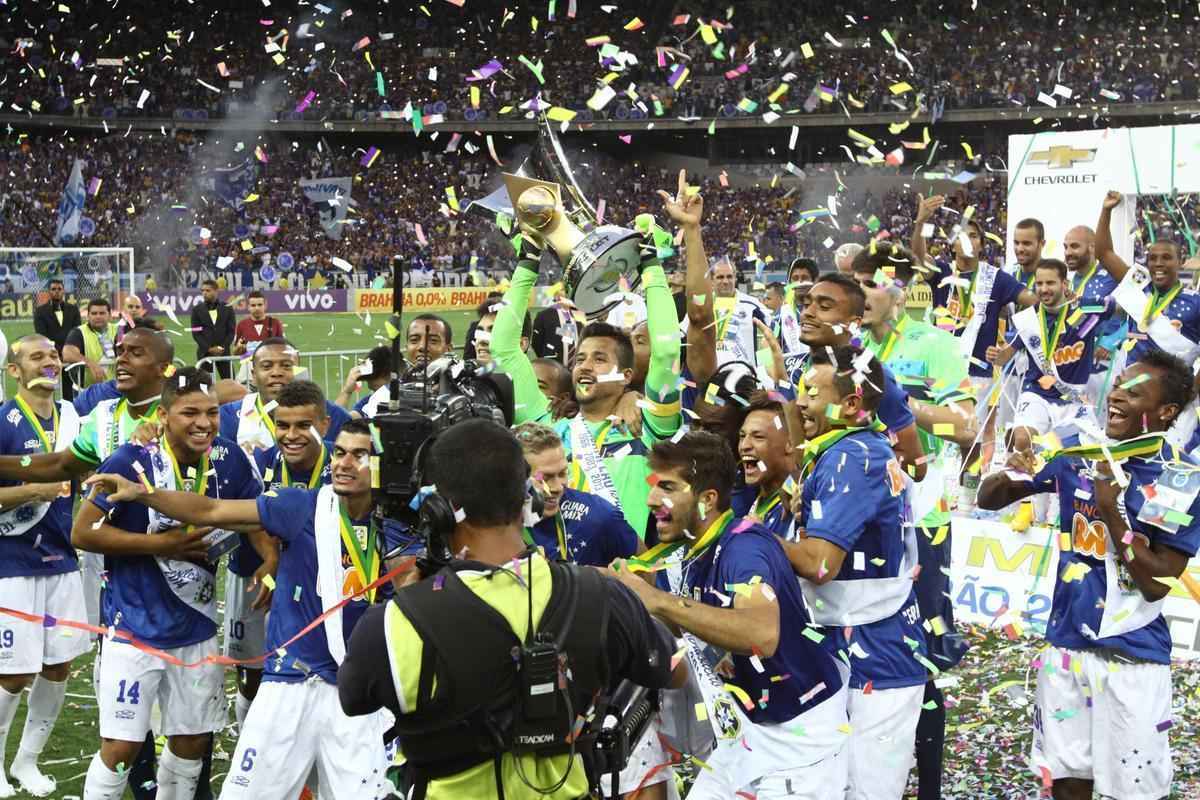No jogo da taa, Cruzeiro vence Fluminense no Mineiro e comemora tetracampeonato brasileiro 