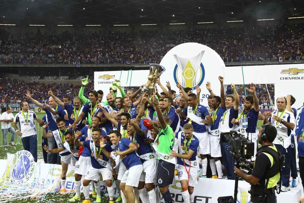 No jogo da taa, Cruzeiro vence Fluminense no Mineiro e comemora tetracampeonato brasileiro 