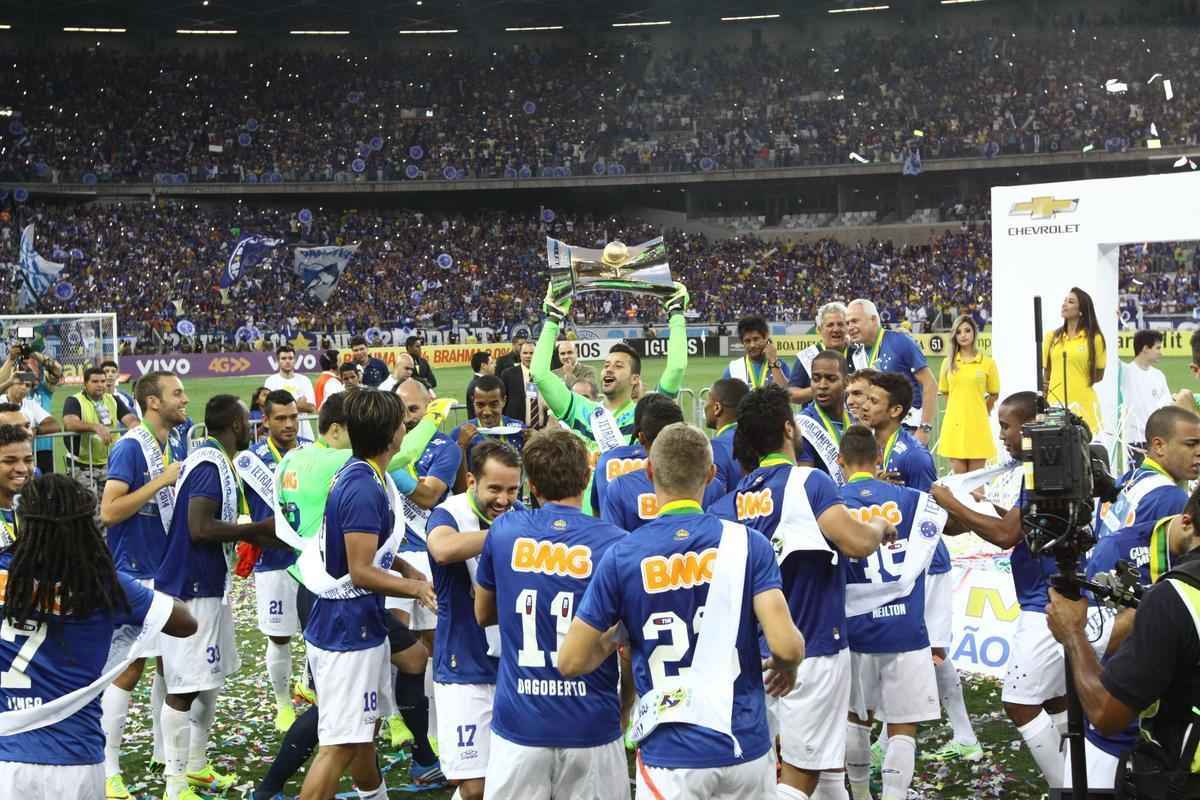 No jogo da taa, Cruzeiro vence Fluminense no Mineiro e comemora tetracampeonato brasileiro 