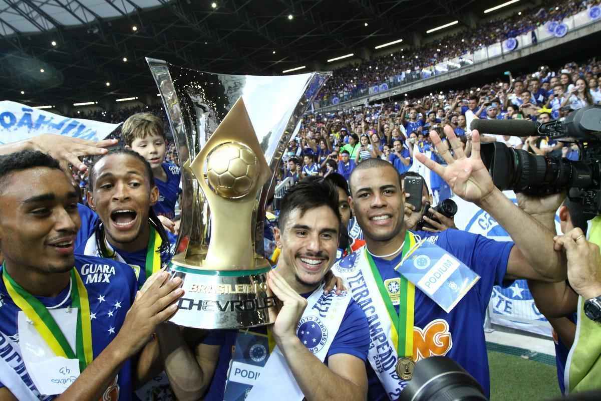 No jogo da taa, Cruzeiro vence Fluminense no Mineiro e comemora tetracampeonato brasileiro 