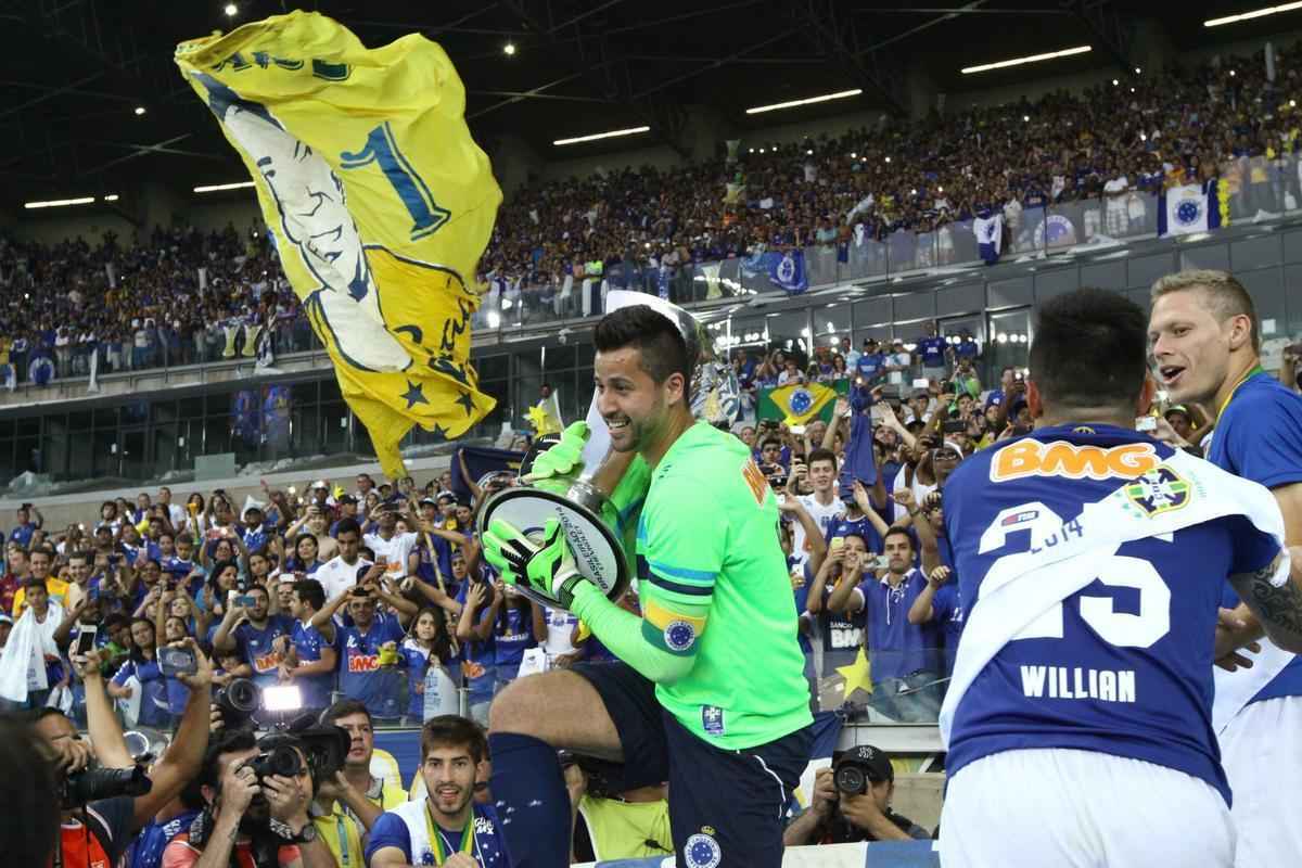 No jogo da taa, Cruzeiro vence Fluminense no Mineiro e comemora tetracampeonato brasileiro 