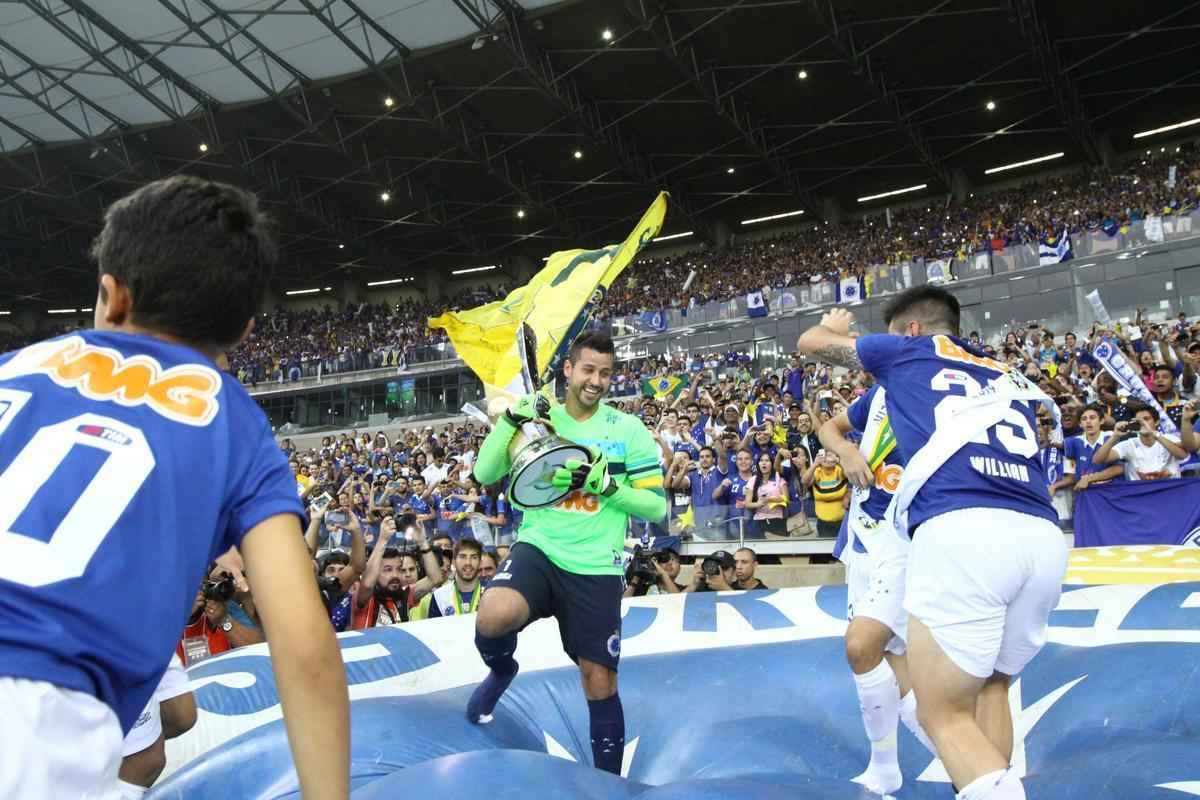 No jogo da taa, Cruzeiro vence Fluminense no Mineiro e comemora tetracampeonato brasileiro 