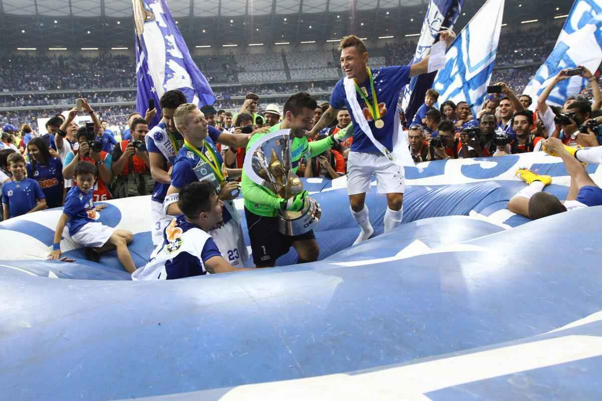 No jogo da taa, Cruzeiro vence Fluminense no Mineiro e comemora tetracampeonato brasileiro 