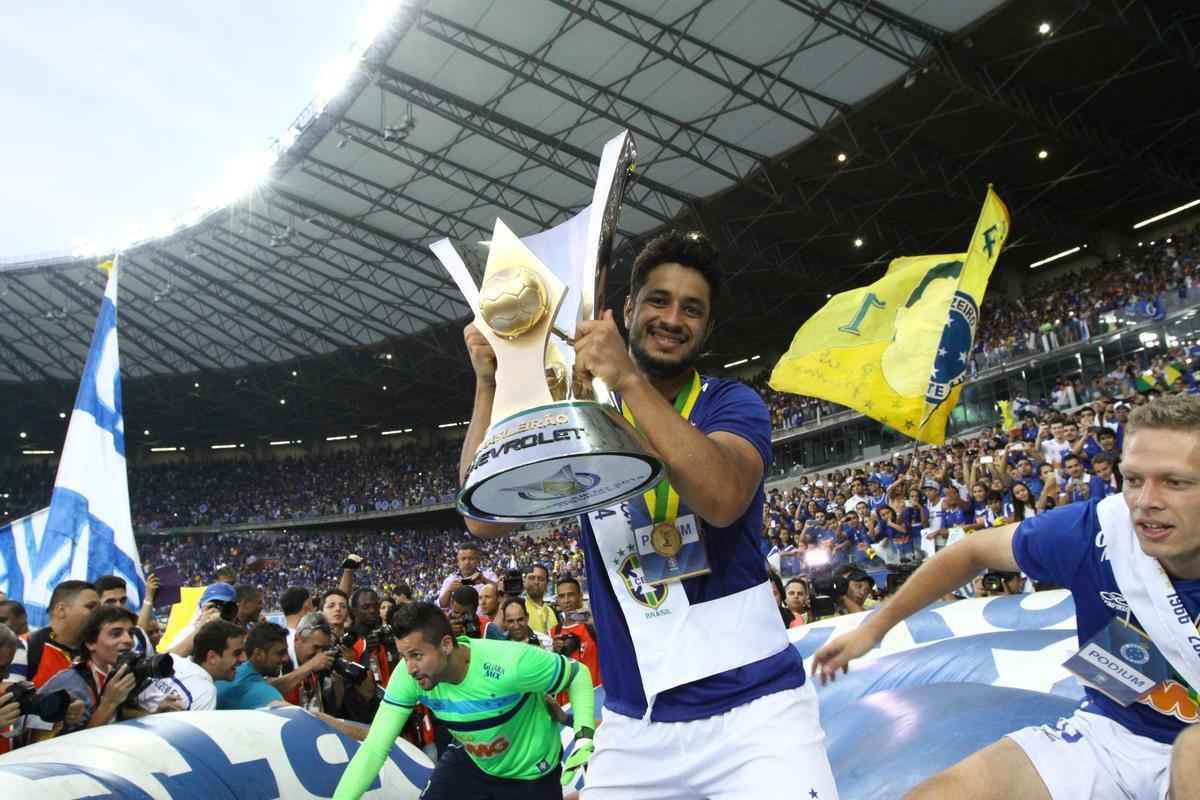 No jogo da taa, Cruzeiro vence Fluminense no Mineiro e comemora tetracampeonato brasileiro 