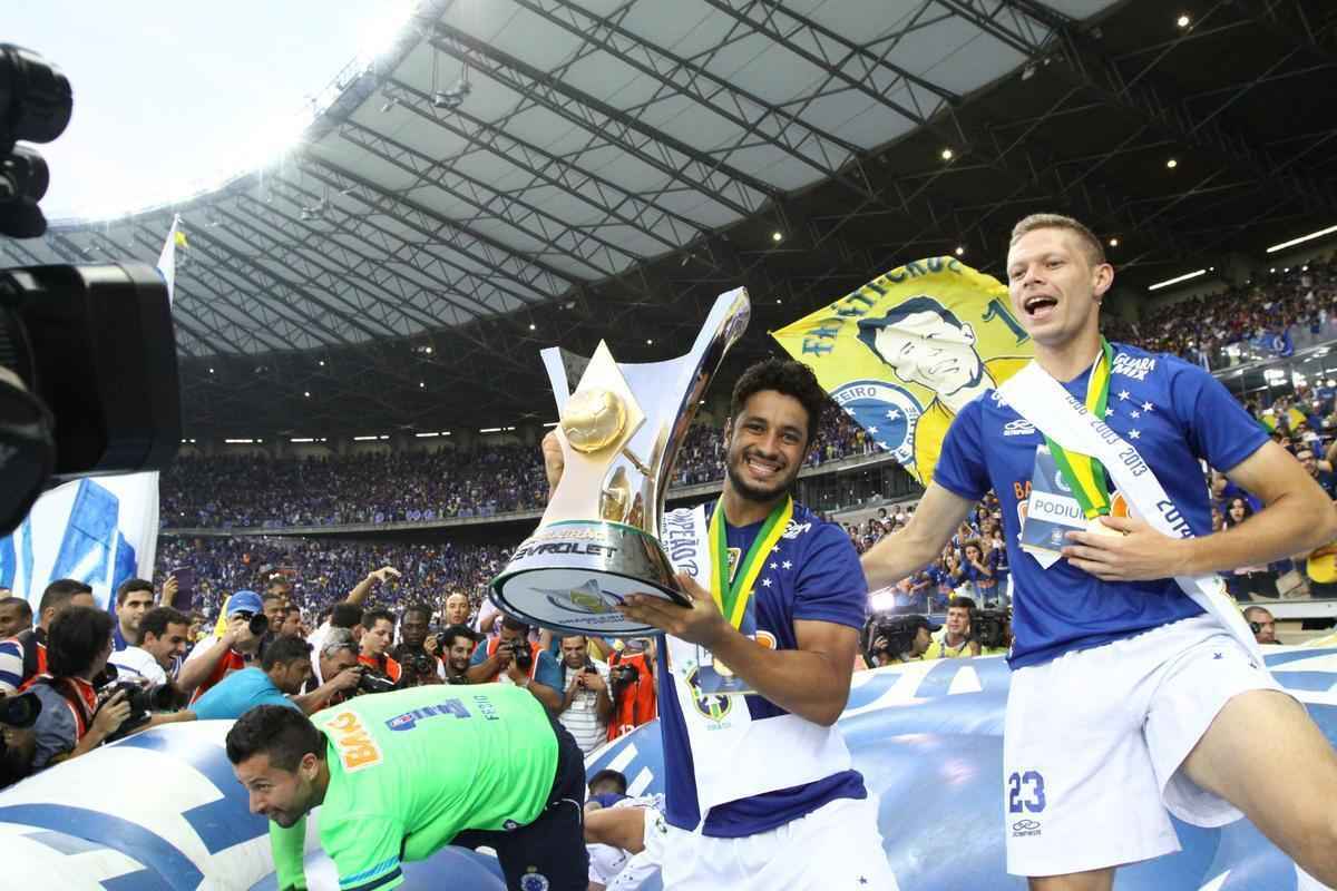 No jogo da taa, Cruzeiro vence Fluminense no Mineiro e comemora tetracampeonato brasileiro 