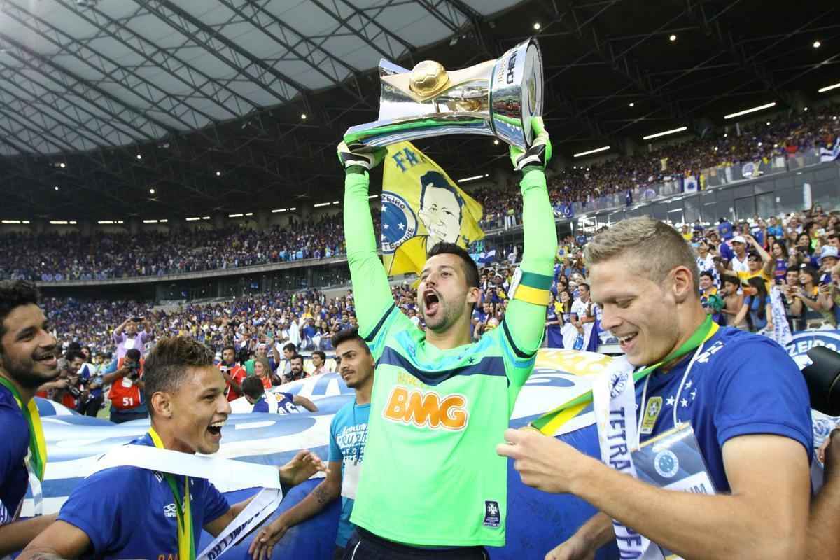 No jogo da taa, Cruzeiro vence Fluminense no Mineiro e comemora tetracampeonato brasileiro 