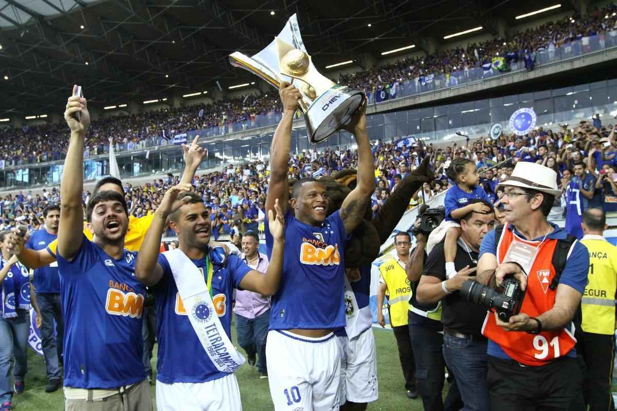 No jogo da taa, Cruzeiro vence Fluminense no Mineiro e comemora tetracampeonato brasileiro 