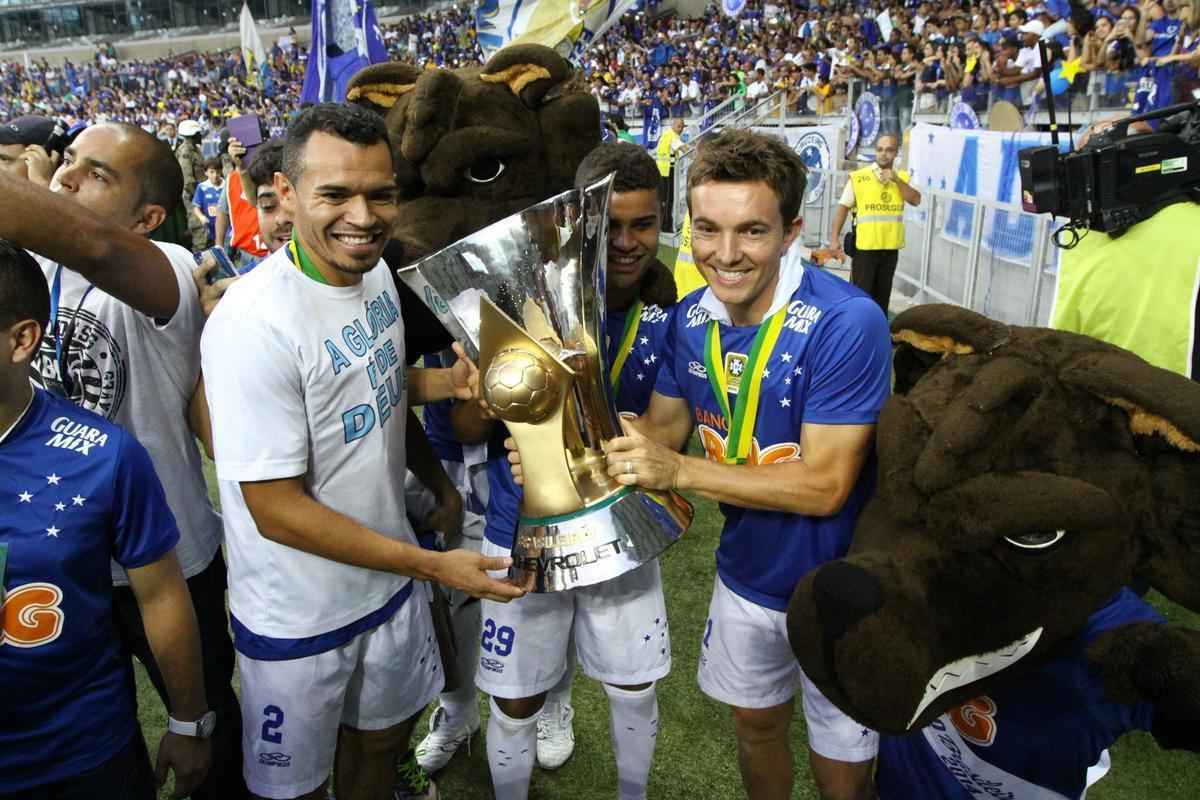 No jogo da taa, Cruzeiro vence Fluminense no Mineiro e comemora tetracampeonato brasileiro 