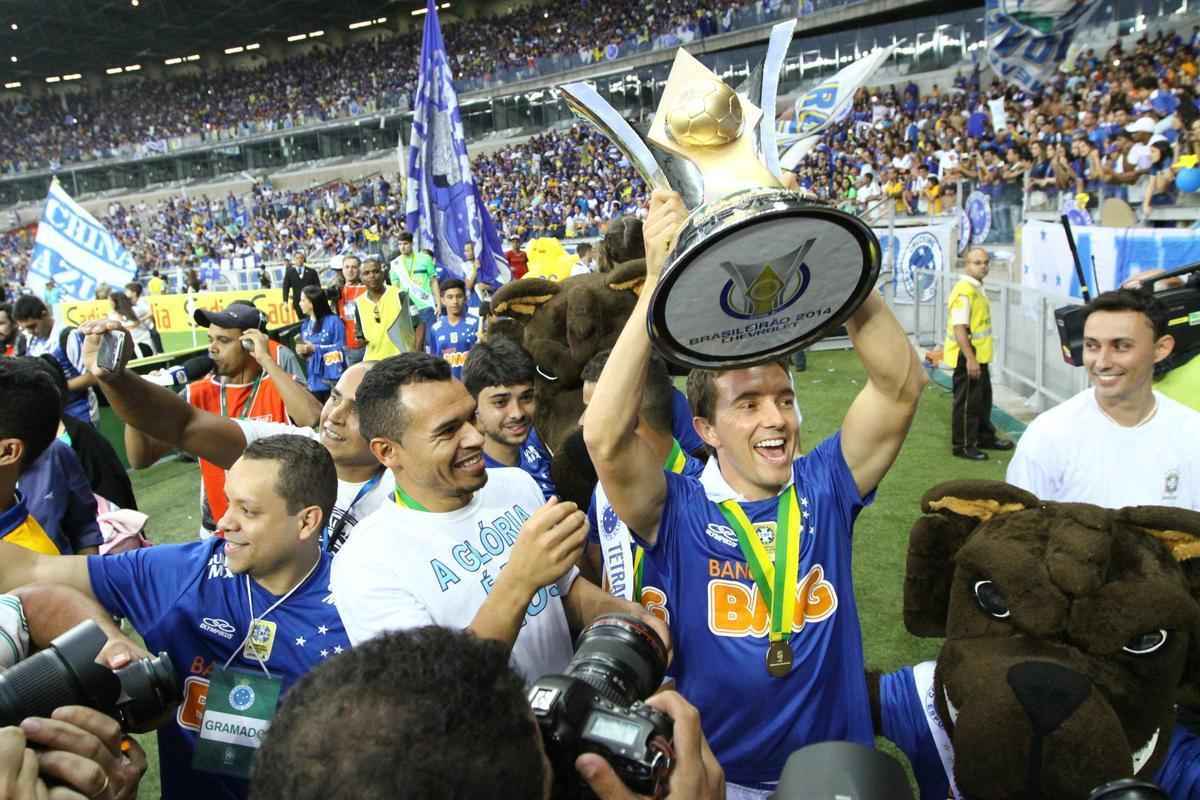 No jogo da taa, Cruzeiro vence Fluminense no Mineiro e comemora tetracampeonato brasileiro 