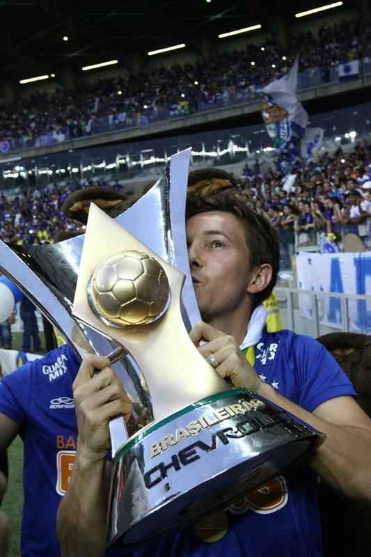 No jogo da taa, Cruzeiro vence Fluminense no Mineiro e comemora tetracampeonato brasileiro 