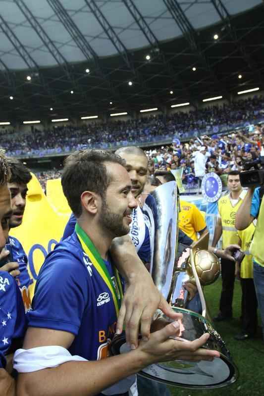 No jogo da taa, Cruzeiro vence Fluminense no Mineiro e comemora tetracampeonato brasileiro 