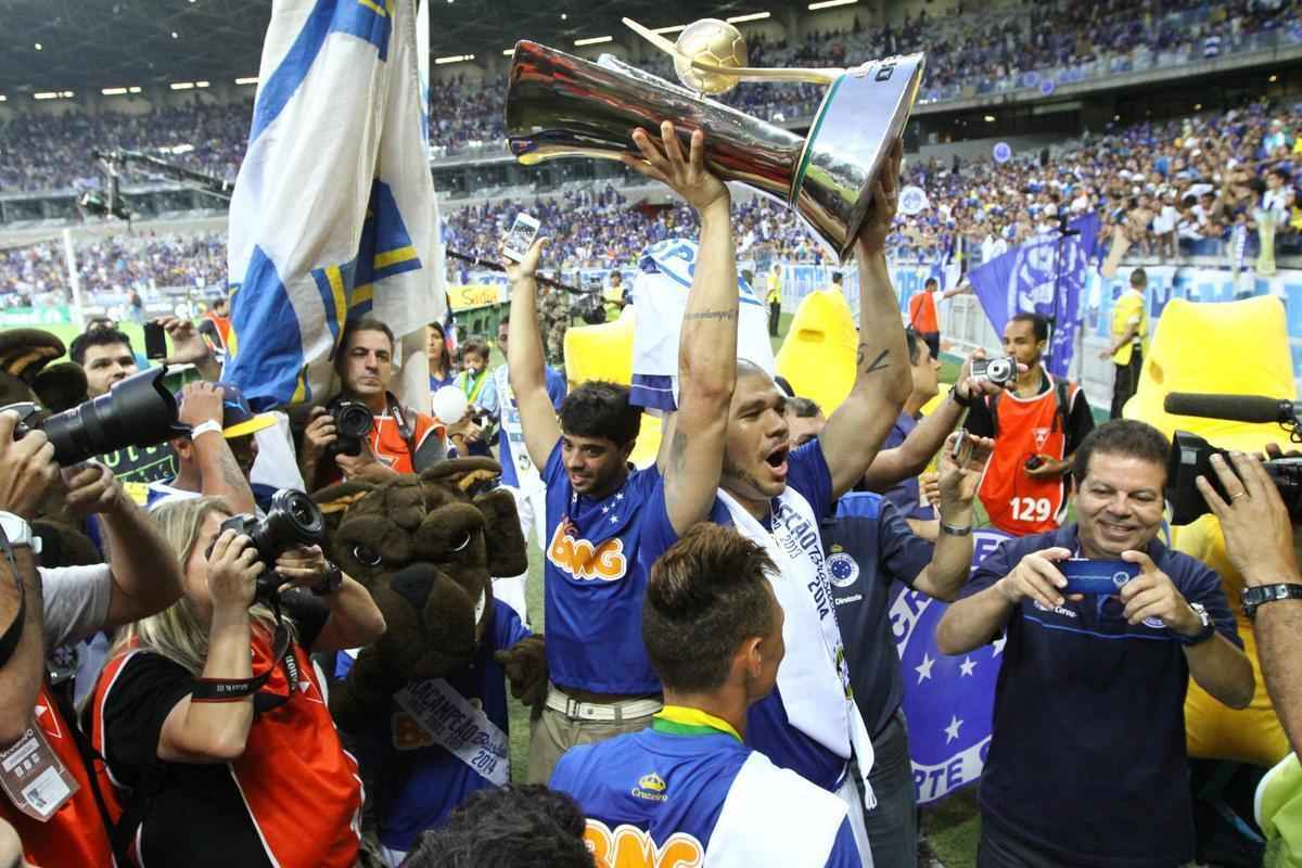 No jogo da taa, Cruzeiro vence Fluminense no Mineiro e comemora tetracampeonato brasileiro 