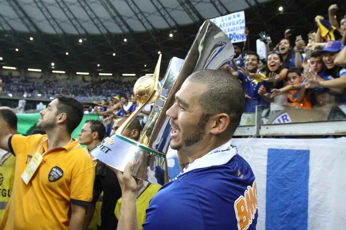 No jogo da taa, Cruzeiro vence Fluminense no Mineiro e comemora tetracampeonato brasileiro 