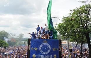Clube celeste ergueu o trofu de campeo brasileiro e fez uma grande festa no Mineiro