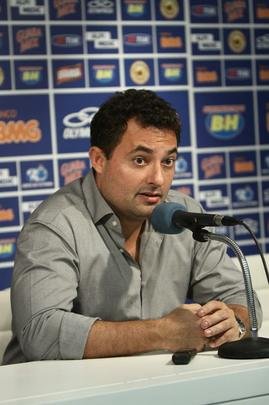 Emocionado na entrevista coletiva, Mattos anunciou sada do Cruzeiro; Palmeiras deve ser destino