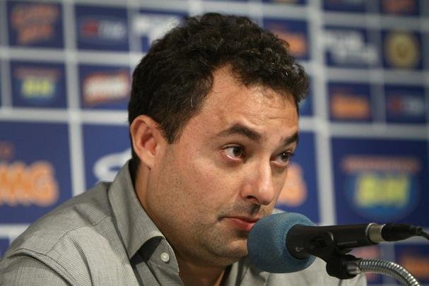 Emocionado na entrevista coletiva, Mattos anunciou sada do Cruzeiro; Palmeiras deve ser destino