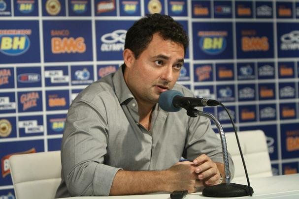 Emocionado em entrevista de despedida, Mattos anunciou sada e disse que busca novos desafios