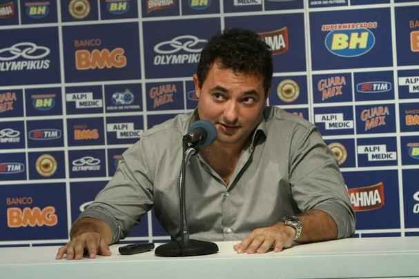 Emocionado na entrevista coletiva, Mattos anunciou sada do Cruzeiro; Palmeiras deve ser destino
