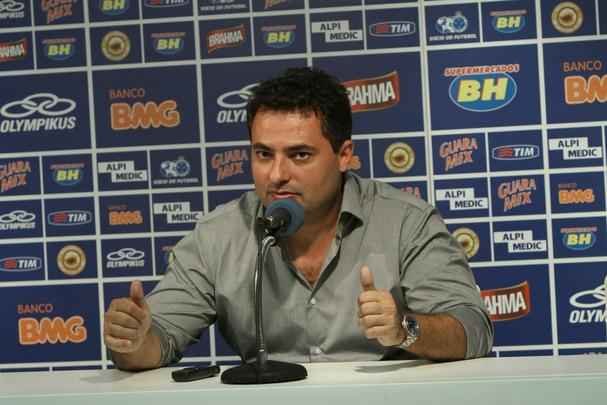Emocionado na entrevista coletiva, Mattos anunciou sada do Cruzeiro; Palmeiras deve ser destino