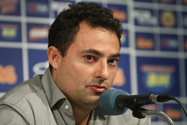 Emocionado em entrevista de despedida, Mattos anunciou sada e disse que busca novos desafios