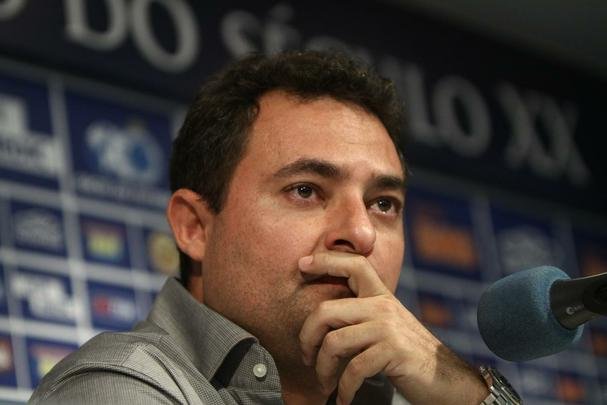 Emocionado em entrevista de despedida, Mattos anunciou sada e disse que busca novos desafios