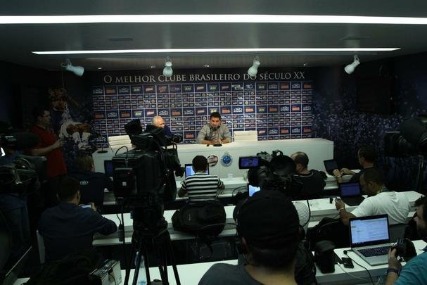 Emocionado em entrevista de despedida, Mattos anunciou sada e disse que busca novos desafios