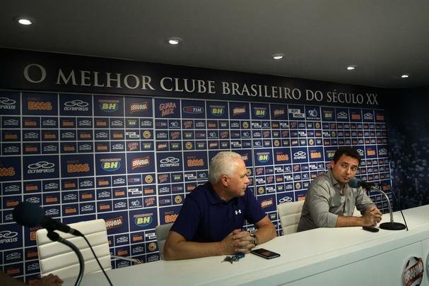 Emocionado em entrevista de despedida, Mattos anunciou sada e disse que busca novos desafios