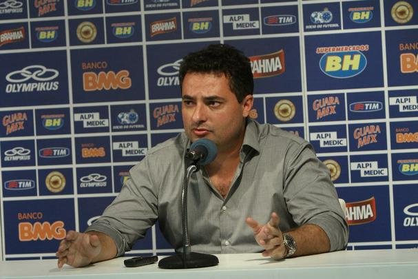 Emocionado em entrevista de despedida, Mattos anunciou sada e disse que busca novos desafios