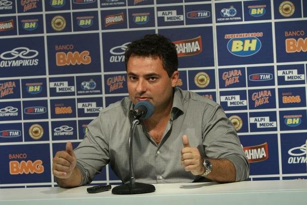 Emocionado em entrevista de despedida, Mattos anunciou sada e disse que busca novos desafios