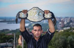 Werdum divulga primeiro UFC em Porto Alegre - Werdum posa com o cinturo no Mirante Santa Tereza, em Porto Alegre 