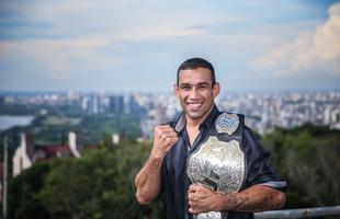 Werdum divulga primeiro UFC em Porto Alegre - Werdum posa com o cinturo no Mirante Santa Tereza, em Porto Alegre 