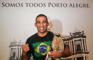 Werdum divulga primeiro UFC em Porto Alegre - Werdum recebeu medalha do prefeito da cidade