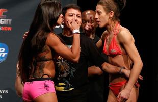 Imagens da pesagem do UFC on FOX 13 - Peso-palha (52,6kg): Claudia Gadelha (52,6kg) x Joanna Jedrzejczyk (52,6kg)
