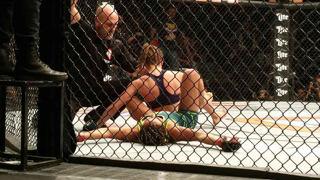 Imagens do TUF 20 Finale, em Las Vegas - Carla Esparza venceu Rose Namajunas por finalizao no terceiro round e conquistou o cinturo inaugural peso palha
