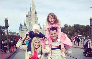 Na Disney, Rver posa com a esposa e filhas