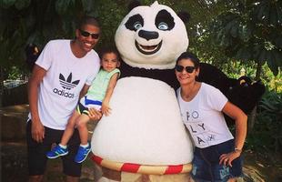 Ao lado da famlia, Leonardo Silva curte viagem e aproveita para tirar foto com boneco vestido de panda