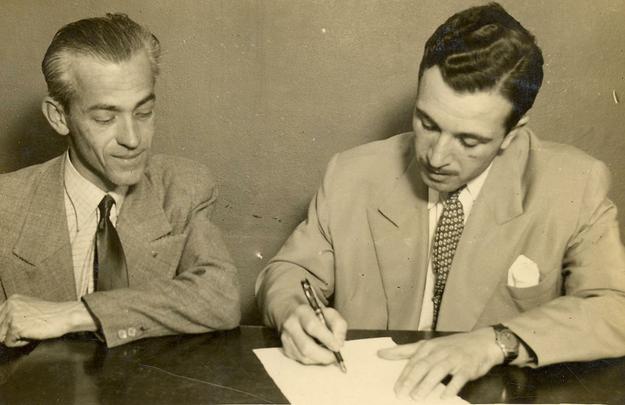 O armador Guido Baztarrica foi o primeiro argentino do Galo, em 1945. Atuou em quatro jogos e no fez nenhum gol. Na foto, o momento da assinatura do contrato com o Atltico
