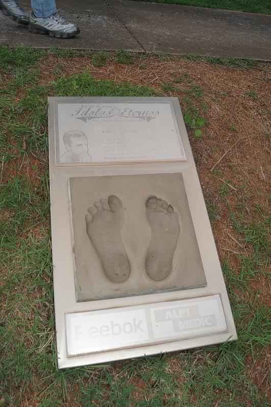 Cruzeiro homenageia Tosto, que coloca os ps na calada da fama na Toca da Raposa II