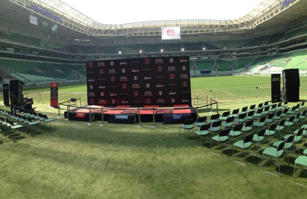 Imagens do treino aberto do UFC na Arena Palmeiras - Palco montado no gramado