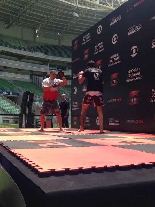 Imagens do treino aberto do UFC na Arena Palmeiras - Elias Silvrio no treino aberto