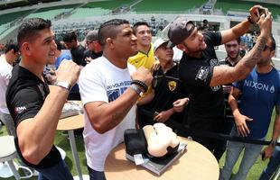 Imagens do treino aberto do UFC na Arena Palmeiras - Cezar Mutante e Gilbert Durinho em selfie com um f