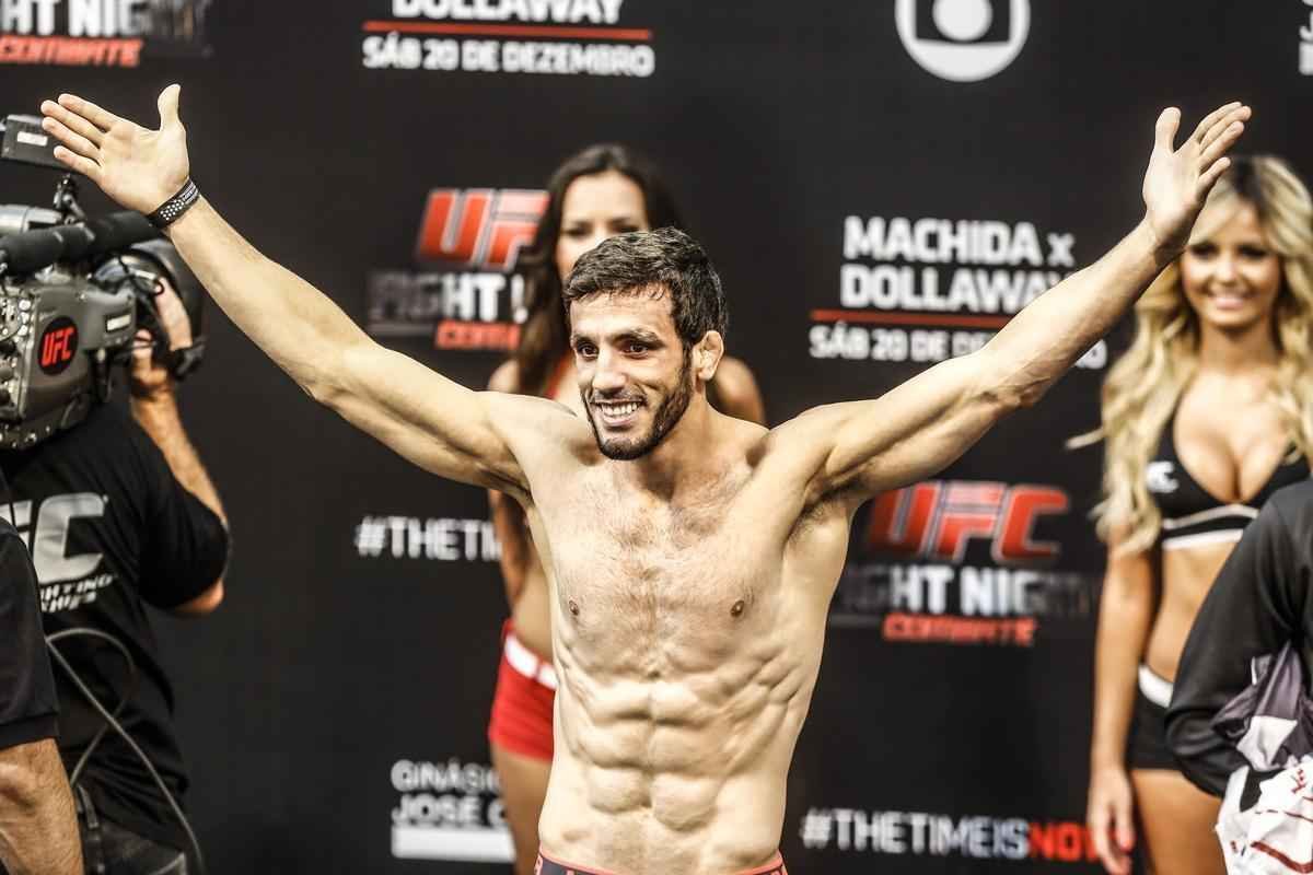 Imagens da pesagem do UFC Fight Night 58, em Barueri - Elias Silvrio