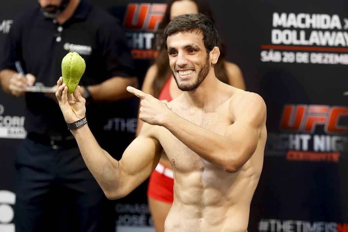 Imagens da pesagem do UFC Fight Night 58, em Barueri - Elias Silvrio